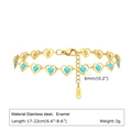 Dettaglio di bracciale dorato con cuori in smalto turchese e catena di estensione - Cuore in Smalto Turchese