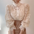 Französisches Retro-Spitzenoberteil in Creme mit Stickerei und eleganten Perlenknöpfen - S / Aprikose