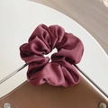 Eleganter weinroter Satin-Haargummi mit strukturierter Oberfläche für Frisuren - Ziegelrot