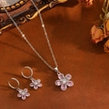 Parure florale en argent avec pierres roses comprenant collier et boucles d'oreilles - Ensemble de Fleurs en Zircone Rose Argenté