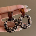 Gros plan de boucles d'oreilles créoles léopard avec clous en résine ambre de style rétro - 4# Tige en Argent - Marron Clair - Rond