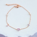 Bracciale in oro rosa con zircone a cuore rosa e piccolo ciondolo a fiore viola - Bracciale-Oro Rosa