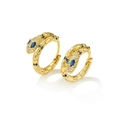 Orecchini a cerchio a serpente dorati con gemme blu e cristalli su sfondo bianco - Oro/Occhi Blu