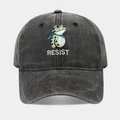 Gros plan de la broderie de grenouille et du texte RESIST sur casquette en coton lavé - Réglable / Noir