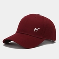 Gros plan sur la broderie d'avion blanc d'une casquette de baseball bordeaux en coton - Bordeaux