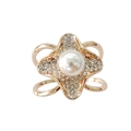 Elegante anello a fiore dorato con una grande perla bianca e cristalli scintillanti - Fiore di Perla Dorato