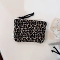 Dettaglio mini pochette con stampa leopardata, cerniera bianca ed etichetta tessuta - Senza Accessori / Leopardo Nero e Grigio