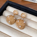 Goldene zweilagige Muschelohrringe mit weißen Perlen in einer beigen Schmuckschatulle - 60# Silberstift - Goldene Perlen-Muschel-Hänger-Ohrstecker