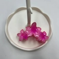 Molla per capelli con tre fiori sfumati rosa posati su vassoio bianco - Frangipane / 10cm / Rosa