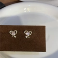 Pendientes de corazón con circonita rosa y baño de oro en soporte de exhibición - Circonita de Corazón Rosa / Clip de oreja de espiral