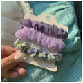 Dreiteiliges Set aus geblümten und Mesh-Haargummis in Violetttönen auf einer Karte - 3 Stk/Set / Lila Serie - 3er Pack