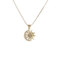 Collana dorata con sole e luna e zirconi colorati su uno sfondo bianco pulito - Oro