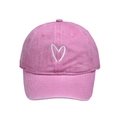 Détail d'une casquette rose en coton délavé avec motif de broderie en forme de cœur blanc - Rose