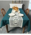 Detalle de mantel verde oscuro con flecos y camino de mesa de encaje floral crema - 40*180CM / Blanco