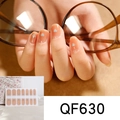 Makroaufnahme von Verlauf-Rosa Gel-Nagelstickern mit Silberherzen und Aufbewahrungsbeutel - Rosa Verlauf Silber Herz Stil (QF630)
