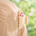 Pince à cheveux fleurie beige avec strass roses sur le profil latéral du modèle - Pince à Cheveux Fleur Rose Fuchsia