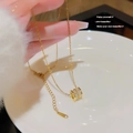 Collana in acciaio inossidabile dorato con pendente a cilindro scintillante sulla mano - Stile Ciondolo a Cilindro con Pavé di Diamanti (X028) / Oro