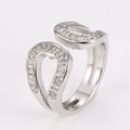 Detalle de anillo cruzado plateado con circonitas cúbicas en corte baguette engastadas - Talla 6 / Color Acero