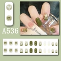 Detailansicht der olivgrünen French-Press-On-Nägel mit Herzmuster und Nagelset A536 - Olivgrün Herz Französischer Rand (A536)