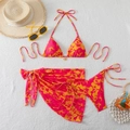 Platte weergave van een 3-delige bloemenbikini set met bijpassende roze wikkelrok - S / Rood