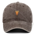 Dettaglio del cappellino in cotone lavato con ricamo di pizza sulla parte anteriore - Taglia unica / caffè