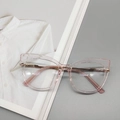Dettaglio di occhiali cat-eye rosa trasparente con aste in metallo dorato su sfondo neutro - Rosa Chiaro Trasparente