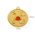 Detailansicht eines 17mm Goldanhängers mit Stern, Mond und zentralem roten Edelstein - 19x17mm / Gold Relief Scheibe Roter Achat