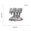 Λεπτομέρεια κεντητού LOVE patch με διαστάσεις 6,3cm x 6,8cm και βάρος προϊόντος 2,4g - Επίραμμα Γράμμα Αγάπης