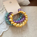 Detalle de tres gomas de pelo en espiral tejidas en colores amarillo, morado y azul - Cuerda para el Pelo - Amarillo Púrpura Verde (Juego de 3)