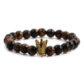 Detailansicht eines Tigerauge-Perlenarmbands mit goldenem Kronenanhänger in 8mm - Gelbes Tigerauge
