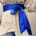 Ceinture en satin bleu royal avec nœud papillon sur une robe beige à manches longues - Bleu saphir