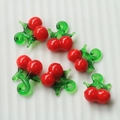 Rote Kirsch-Anhänger aus Glas mit grünen Blättern für DIY-Schmuck auf weißem Grund - 59# Kirsche