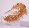 Detailaufnahme von handgefertigtem Braut-Haarreif mit Goldperlen und funkelnden Kristallen - Braun