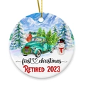 Dettaglio del pendente tondo in ceramica con design acquerello First Christmas Retired 2023 - Stile 4/Pensionamento 2023