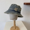 Chapeau bob en denim bleu délavé avec détails usés sur un support minimaliste - Taille unique / Bleu Moyen & Blanc