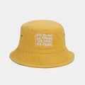 Dettaglio di un cappello da pescatore in cotone giallo con ricamo bianco e occhielli - Taglia unica / Giallo