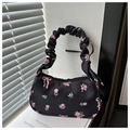 Borsa a tracolla in tela floreale con rose rosa e manico arricciato - Nero