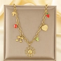 Vista detallada del collar dorado con dijes de resina de flores y frutas sobre seda - Estilo Multi-Charm de Flores y Frutas Dulces (KN293103-SXSJ)