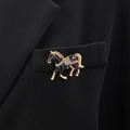 Dettaglio di una spilla a cavallo di lusso con smalto nero e strass su una giacca da uomo - Nero