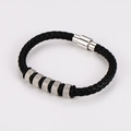 Detalle de pulsera de cuero trenzado negro para hombre con cuentas de metal plata - Color Acero
