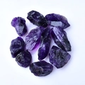 Cristaux d'améthyste brute naturelle en violet profond avec des formes irrégulières - Améthyste
