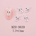 Detailansicht der silbernen Hasen-Nagelkunst-Charms mit schwarzen Akzenten auf Rosa - Silber Schwarzäugig 3D Hasenkopf Stil (9839)