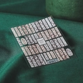 Stickers à ongles adhésifs motif léopard modèle TS-280 sur fond de velours vert - Murmure de Léopard (TS-280)