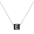 Collier en acier titane avec pendentif carré noir orné de la lettre E blanche - Lettre E (KN238008-Z)