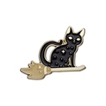 Broche chat magique noir sur balai en émail avec étoiles dorées et détails en métal - XZ8471 Chat Chevauchant un Balai