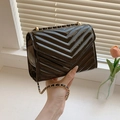 Sac à bandoulière en cuir verni noir avec motif matelassé en V et élégante bandoulière - Noir