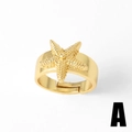 Anello a stella marina dorata minimalista da donna con fascia regolabile su bianco - Stile Stella Marina (A)