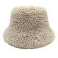 Detalle de gorro de pescador de forro polar beige con textura sherpa y costuras finas - M (56-58cm) / Beige