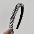 Macro-opname van de zwart-witte pied-de-poule haarband van geweven wollen stof - 1.5 cm Breedte