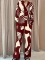 Completo elegante in satin con camicia e pantaloni a gamba larga con stampa marmorizzata - S / Rosso